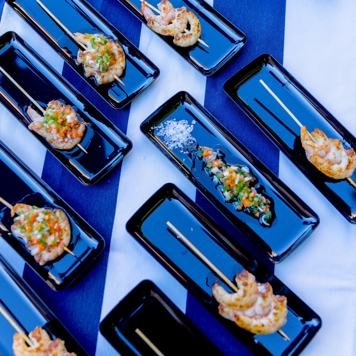 Sharma_Catering's tweet photo. Si te gustan las #gambas, incluirlas en tu menú, a la plancha o acompañando la ensalada, es siempre un acierto 🍤

Aquí te mostramos algunas ideas para degustar este manjar. ¿Qué otras recetas se te ocurren? 👀

#sharmacatering #cateringbodas #gastroexperiencia https://t.co/FCAU0Wd6b9