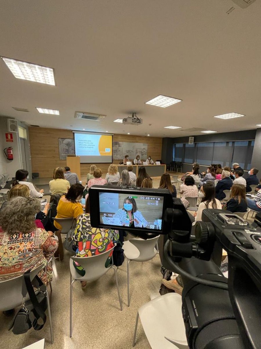 GVAdepsalutcs's tweet photo. El Departament de Salut de Castelló participa a la I Trobada de Comitès de Violència de Gènere organitzat per @GVAsanitat en @HospitalLaFe 

🗣️"Treballem per aconseguir una millor detecció, prevenció i formació assistencial de la violència de gènere"

#FemSalutCastelló https://t.co/DbfT8GUOQM