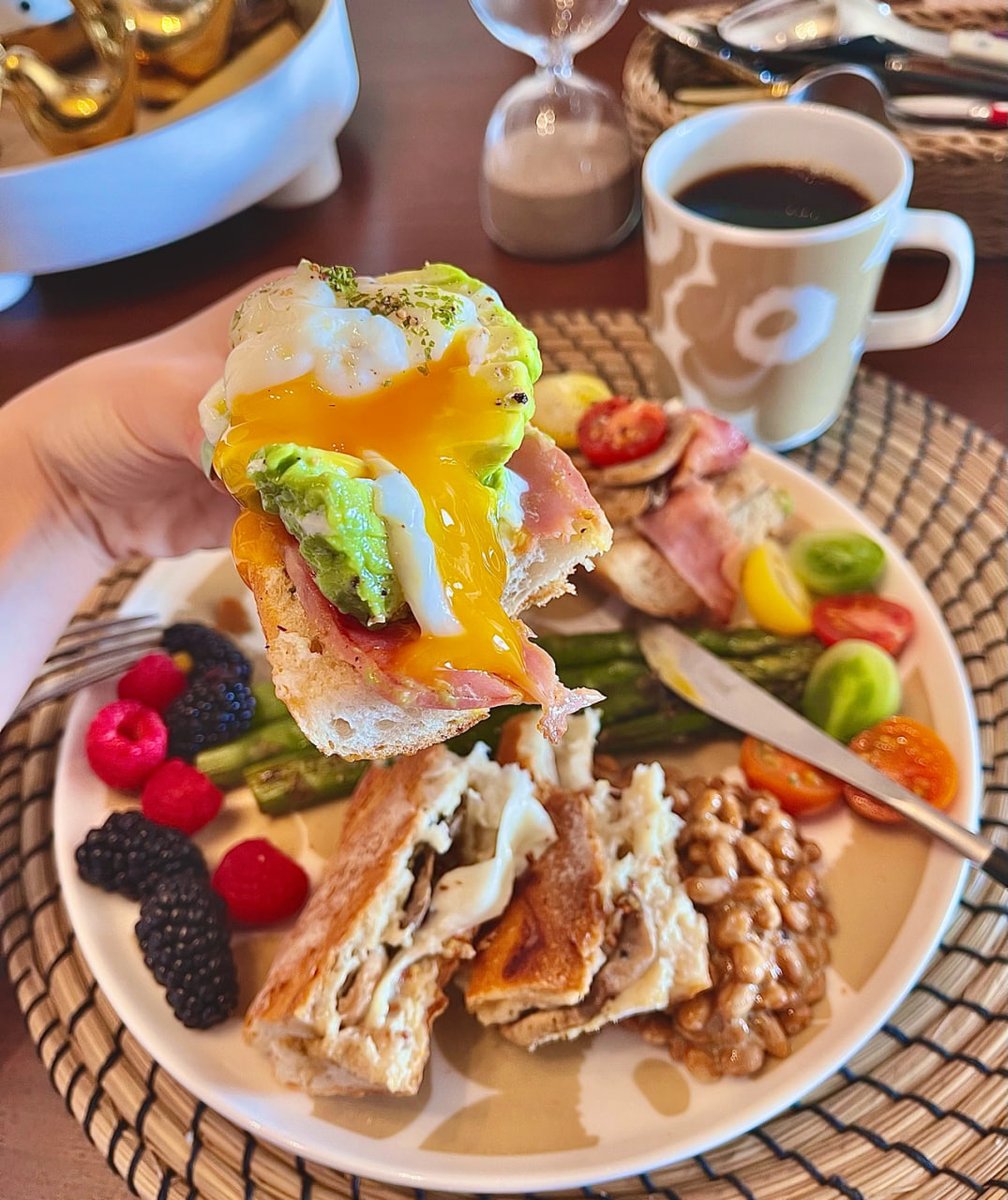 Hot pressed baguette with mushroom and cheese + avocado spa egg, bacon, mushroom and tomato double baguette is a good choice for an occasional brunch😋😋