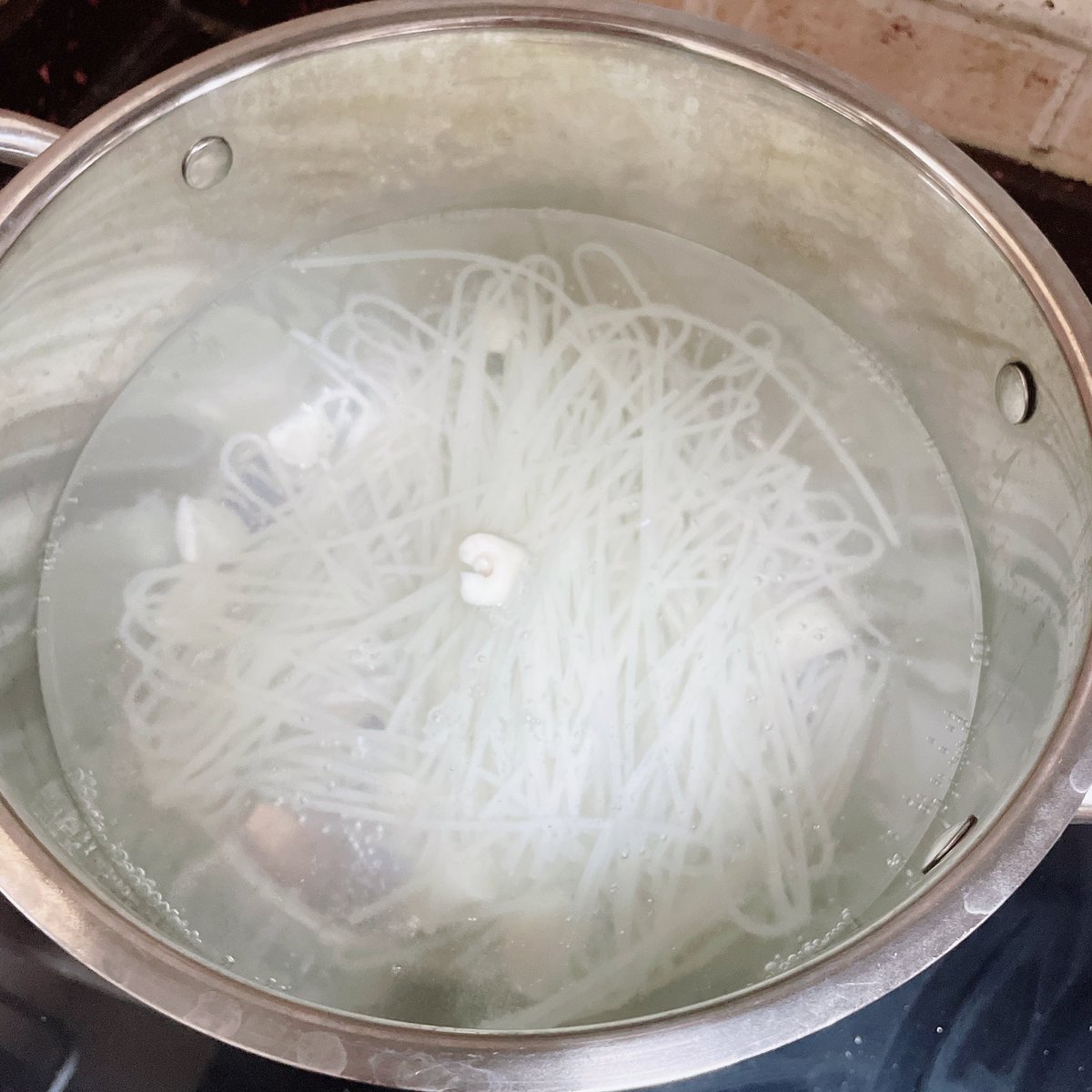 我喜欢吃熟透了了的整蒜，就类似红烧鱼里面的，但我又吃不来生蒜，然后我吃螺蛳粉想吃蒜，于是 https://t.co/I62OpS4rEH
