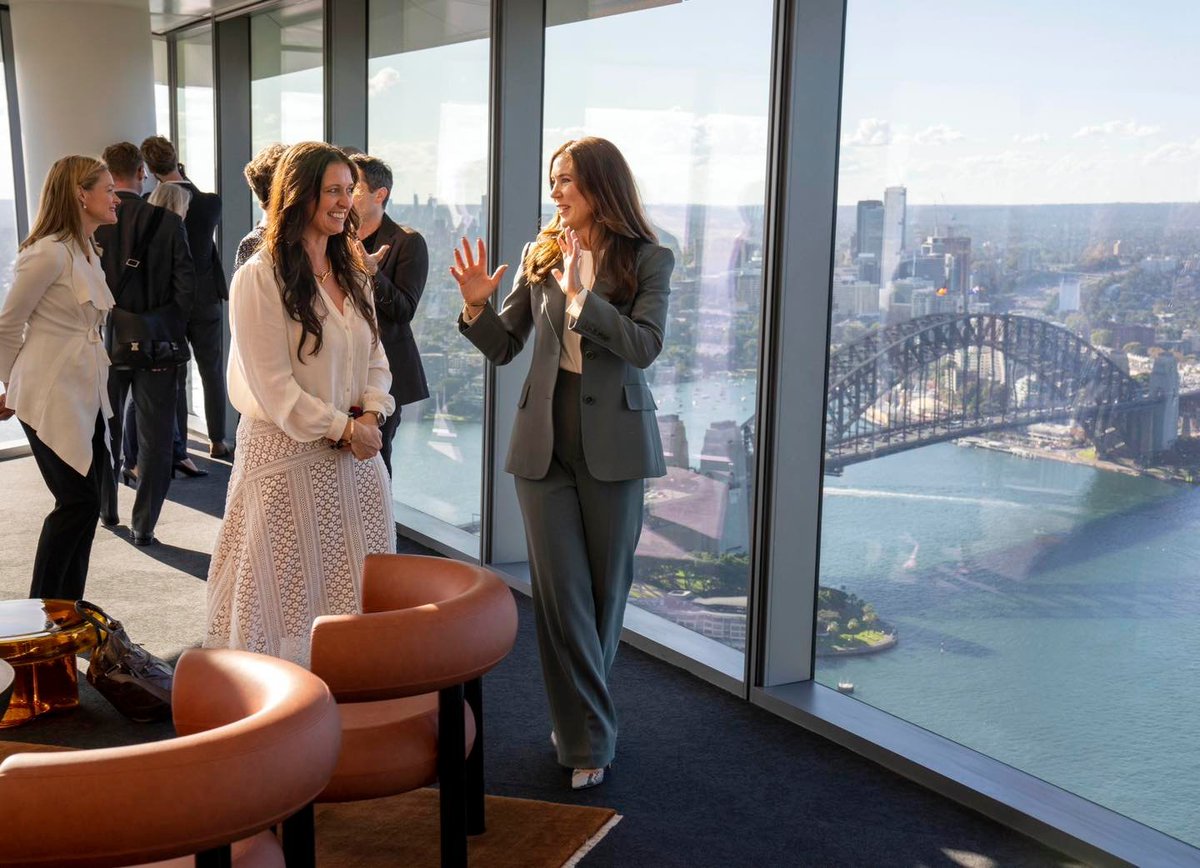 Fantastic to see HRH Crown Princess Mary and <a href="/DanJoergensen/">Dan Jørgensen</a>, Minister for Global Climate Policy, visit 🇦🇺 Sydney's Quay Quarter Tower, an award-winning skyscraper designed by 🇩🇰 Danish architect firm <a href="/3XN_GXN/">3XN/GXN</a>  🏙️♻️

📷#Kongehuset