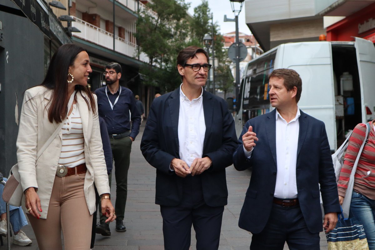 salvadorilla's tweet photo. 🌹 Passeig per Sant Cugat del Vallès amb @SolerPere, candidat del @Cugat_Psc a l’alcaldia.

#PereSolerAlcalde https://t.co/xDD7hUUdOW