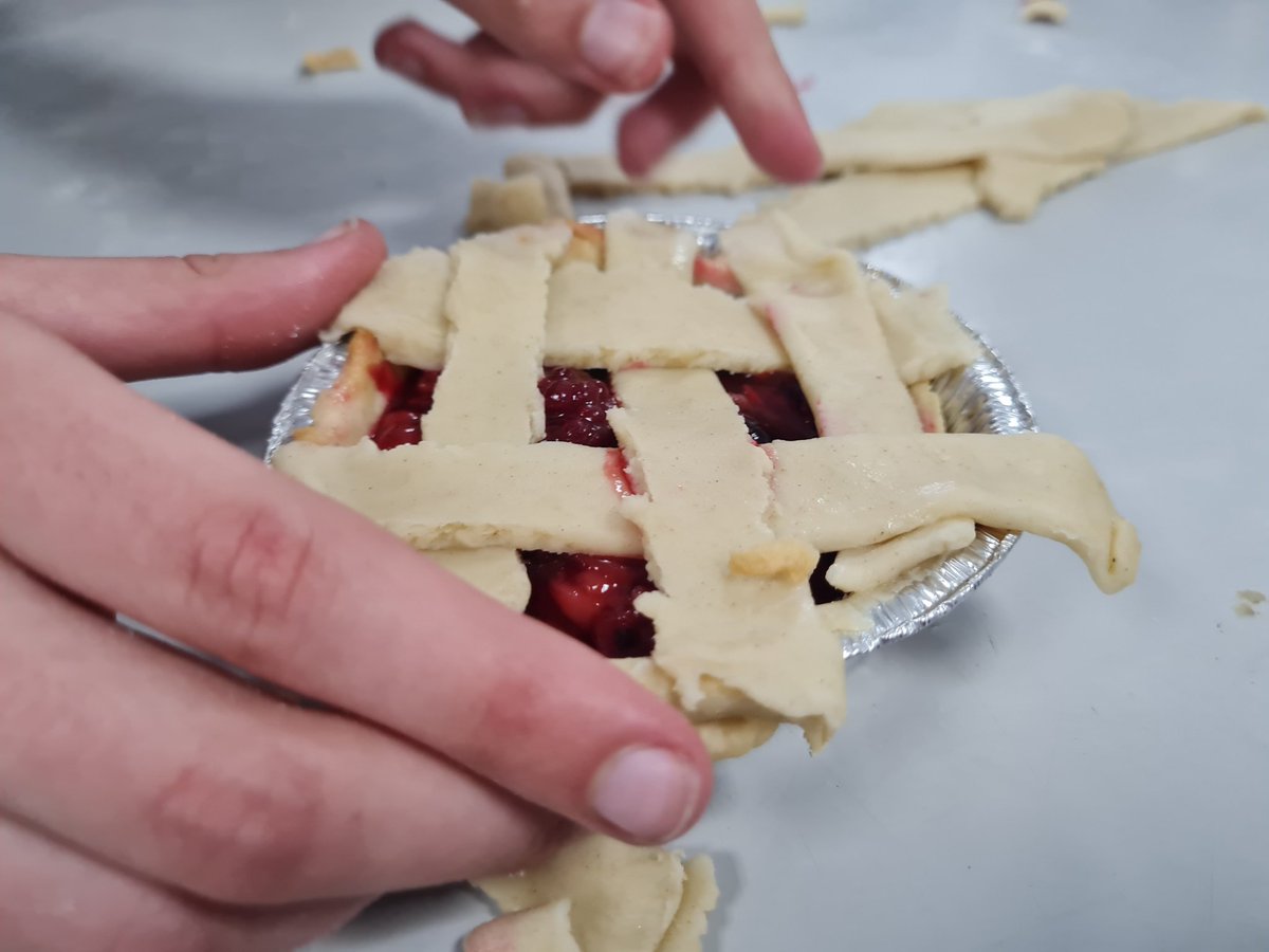 celticgypsie's tweet photo. Amazing pastry work from 2 of my 8s in 8A @Whitefield_NW2 rolling &amp; lining a tin in 4 mins &amp; ready for #blindbaking only the 2nd time to the skills has been practiced in a very hot room, amazing #lattice  work #retrievalpractise  #highlevelskills #nosoggybottoms https://t.co/gRyzkjOj5o