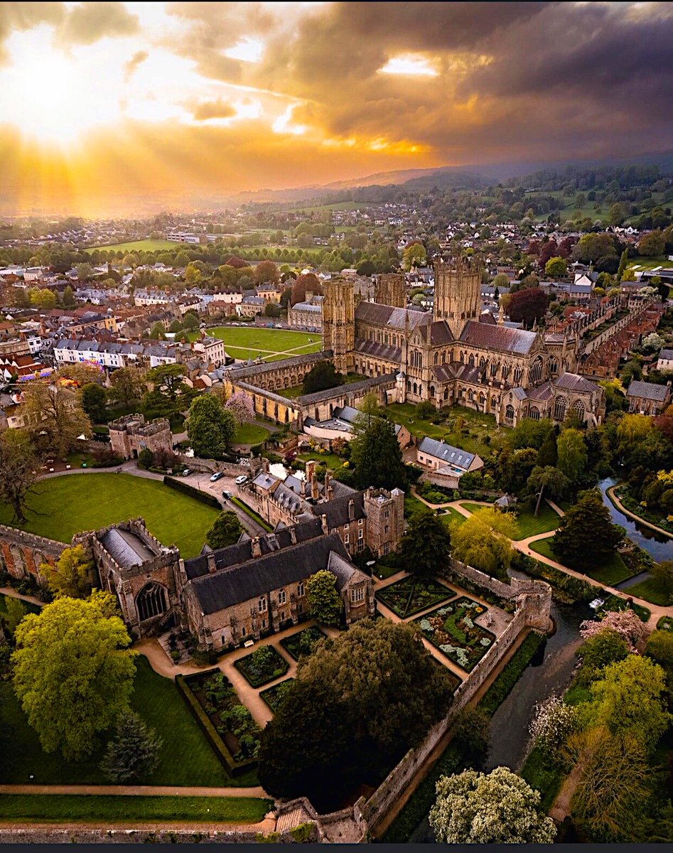 ‘And there were gardens bright with sinuous rills,
Where blossomed many an incense-bearing tree;
And here were forests ancient as the hills,
Enfolding sunny spots of greenery’

Happy #Somerset Day from a city of whispered voices from centuries past. 

📷 The Perkspective ⭐️
