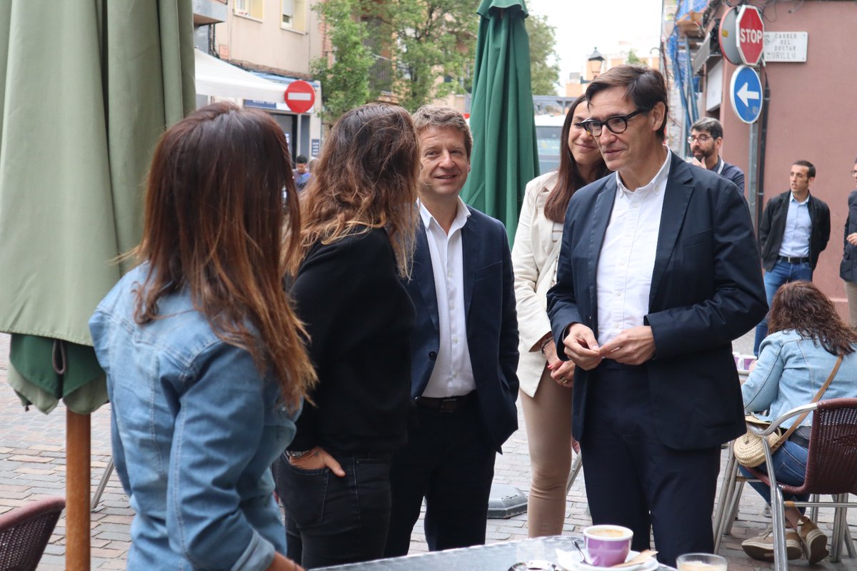 salvadorilla's tweet photo. 🌹 Passeig per Sant Cugat del Vallès amb @SolerPere, candidat del @Cugat_Psc a l’alcaldia.

#PereSolerAlcalde https://t.co/xDD7hUUdOW
