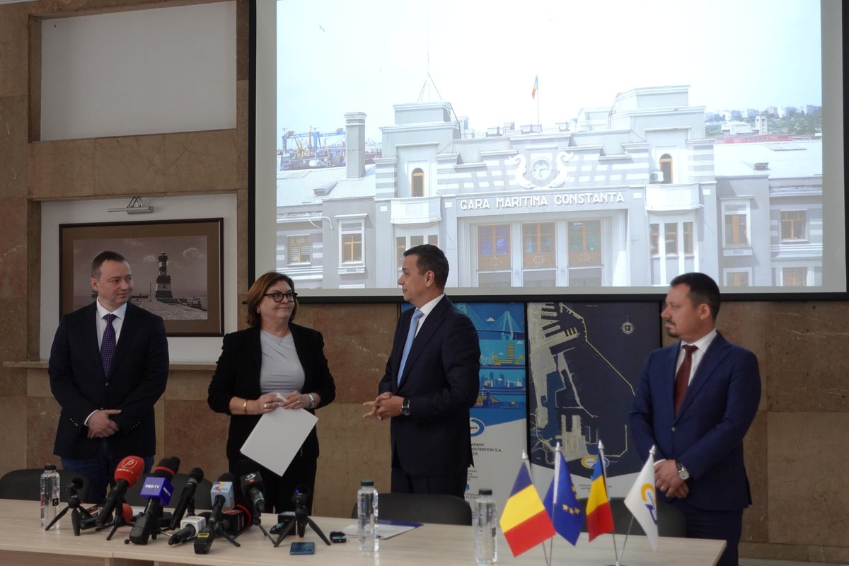 Ministrul Transporturilor și Infrastructurii, Sorin Grindeanu, alături de Comisarul European pentru Transporturi, Adina Vălean, în #PortulConstanta - ceremonie de acordare a două granturi de 60 mil. euro din Programul Connecting Europe Facility.
portofconstantza.com/pn/ro/stire/5/…