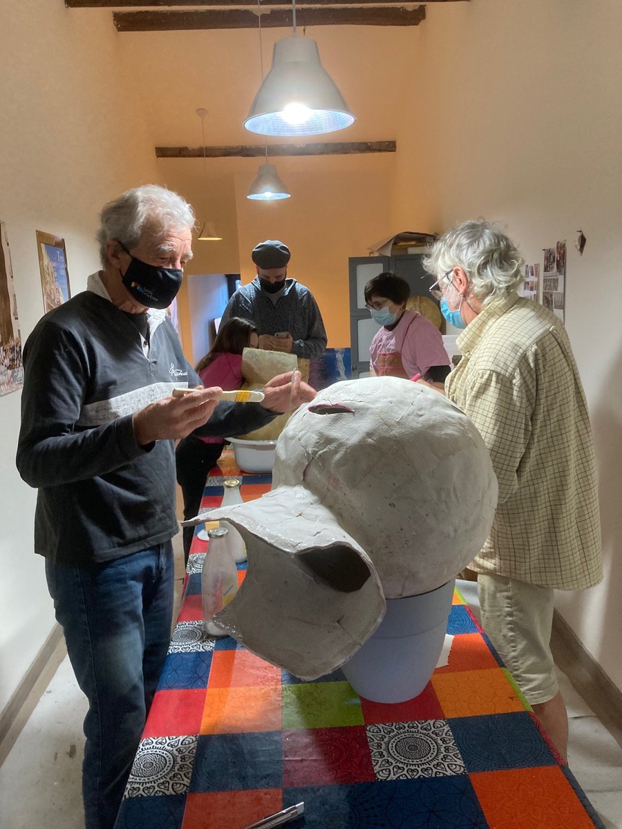 CasalConflent's tweet photo. Coneixeu el Taller de #Capgrossos del @CasalConflent?
Des del 2022 fem #bèsties, #dimonis, #dracs i #Brixes!
Si veniu amb nosaltres, aprendreu a fer #caretes i ballar els Capgrossos a les festes tradicionals!
Feu-vos sòcies del Casal! https://t.co/4ezDJ2803b