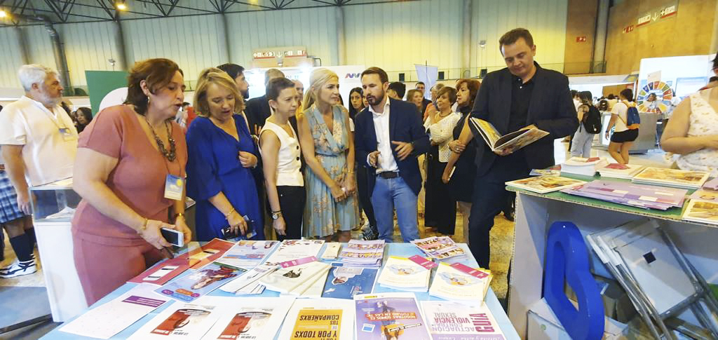 IAJuventud's tweet photo. El #IAJ participa en la #FeriaDeLaCiencia con un stand informativo, en colaboración con el @IAMJunta, para los jóvenes andaluces que allí se encontraban 💚
Nuestro director general, @corrales_cm, junto al responsable del #IAJSevilla, @ChemaValencina, han hecho acto de presencia https://t.co/PCBLqyU18Z