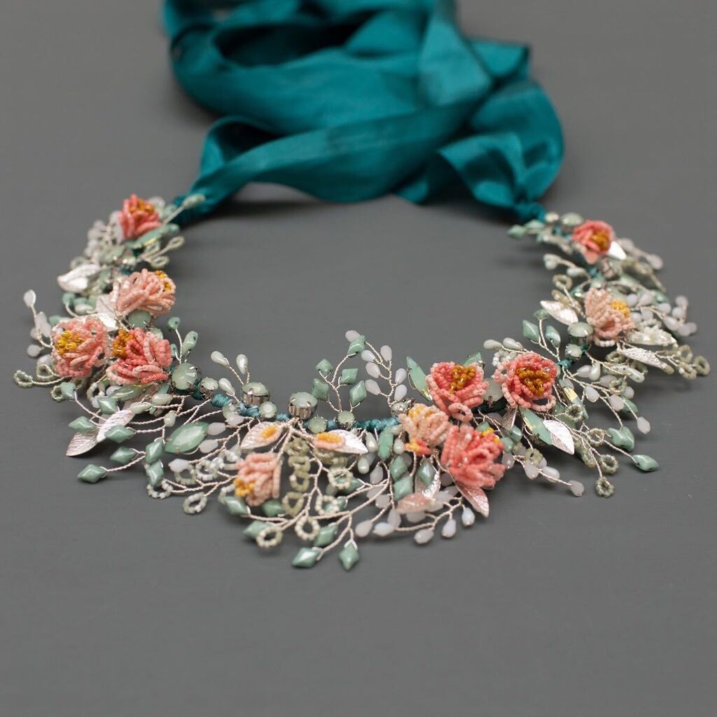 It’s been lovely to see the sun today and some gorgeous blue skies so I thought I’d share a very summery collection - this is Peony.  Peony is part of my Les Fleurs collection and is made entirely from glass beads.  The flowers are made by ten different … instagr.am/p/CsG46TbtSVv/