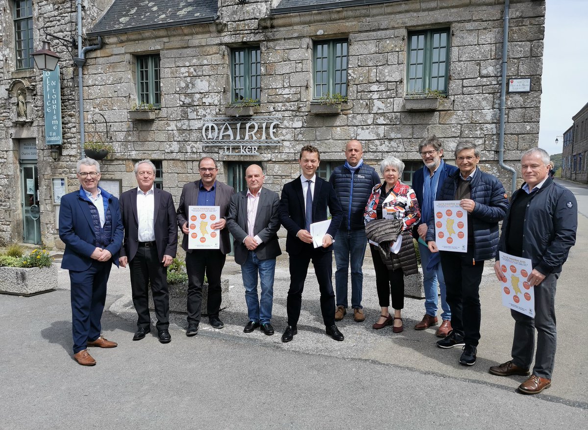 MaeldeCalan's tweet photo. 🤝 La tournée des cantons continue pour faire le point sur les projets financés par le @finistere_29 :
➡️ Réunions avec les maires du canton de #Landerneau à #SaintDivy, du canton de #Quimper1 à #Locronan et du canton de #Douarnenez à #ConfortMeilars https://t.co/iiucU2H1ao