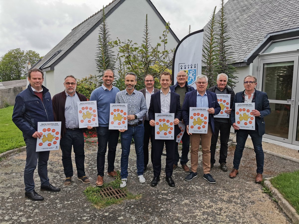 MaeldeCalan's tweet photo. 🤝 La tournée des cantons continue pour faire le point sur les projets financés par le @finistere_29 :
➡️ Réunions avec les maires du canton de #Landerneau à #SaintDivy, du canton de #Quimper1 à #Locronan et du canton de #Douarnenez à #ConfortMeilars https://t.co/iiucU2H1ao