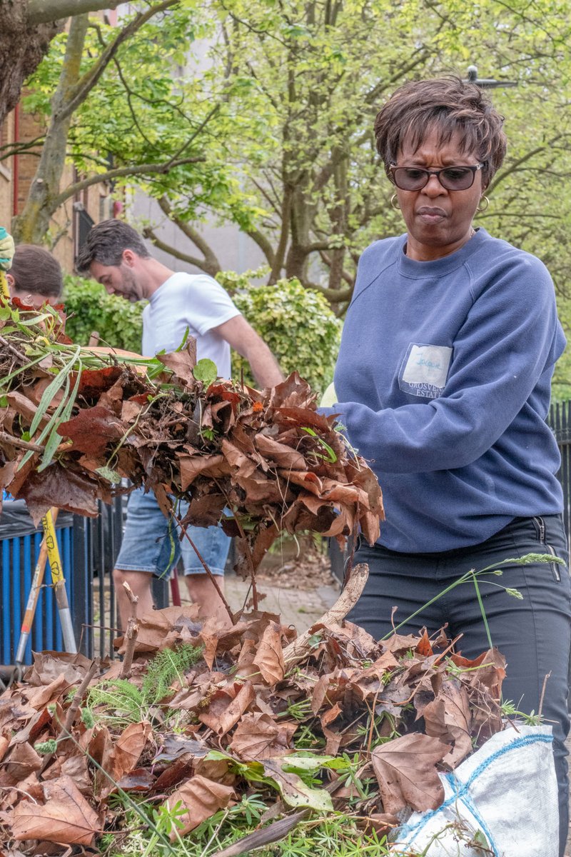 GroundworkLON's tweet photo. It was utterly inspiring to have over 230 @Grosvenor volunteers join us for #TheBigHelpOut and to work with them to improve parks, estates, canal towpaths and workshops around the Lisson Green Estate at #Westminster. https://t.co/T4o8OY2Mln