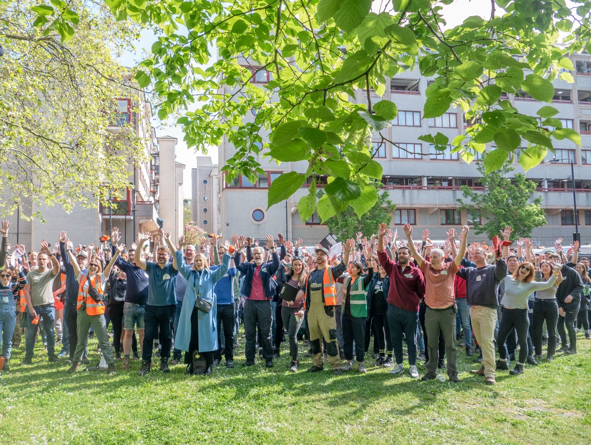 GroundworkLON's tweet photo. It was utterly inspiring to have over 230 @Grosvenor volunteers join us for #TheBigHelpOut and to work with them to improve parks, estates, canal towpaths and workshops around the Lisson Green Estate at #Westminster. https://t.co/T4o8OY2Mln