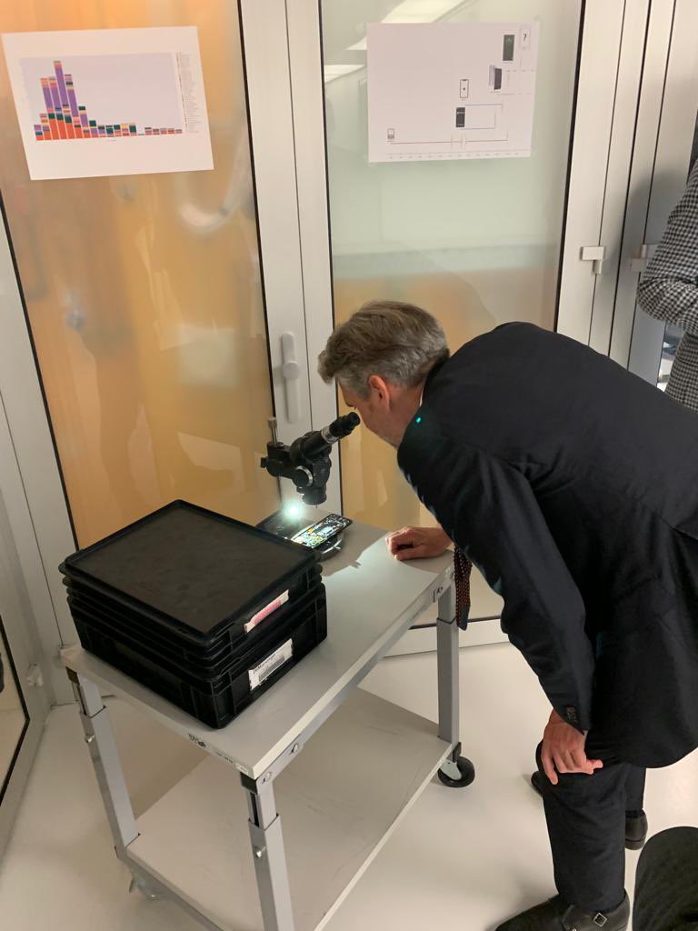 Het NFI levert betrouwbaar bewijsmateriaal voor strafzaken, innoveert continu en draagt bij aan een rechtvaardig rechtssysteem. Het werkbezoek gaf uitgebreid inzicht in dit werk. Een goede voorbereiding op mijn openingsspeech tijdens de ENFSI-jaarbijeenkomst op 24 mei.