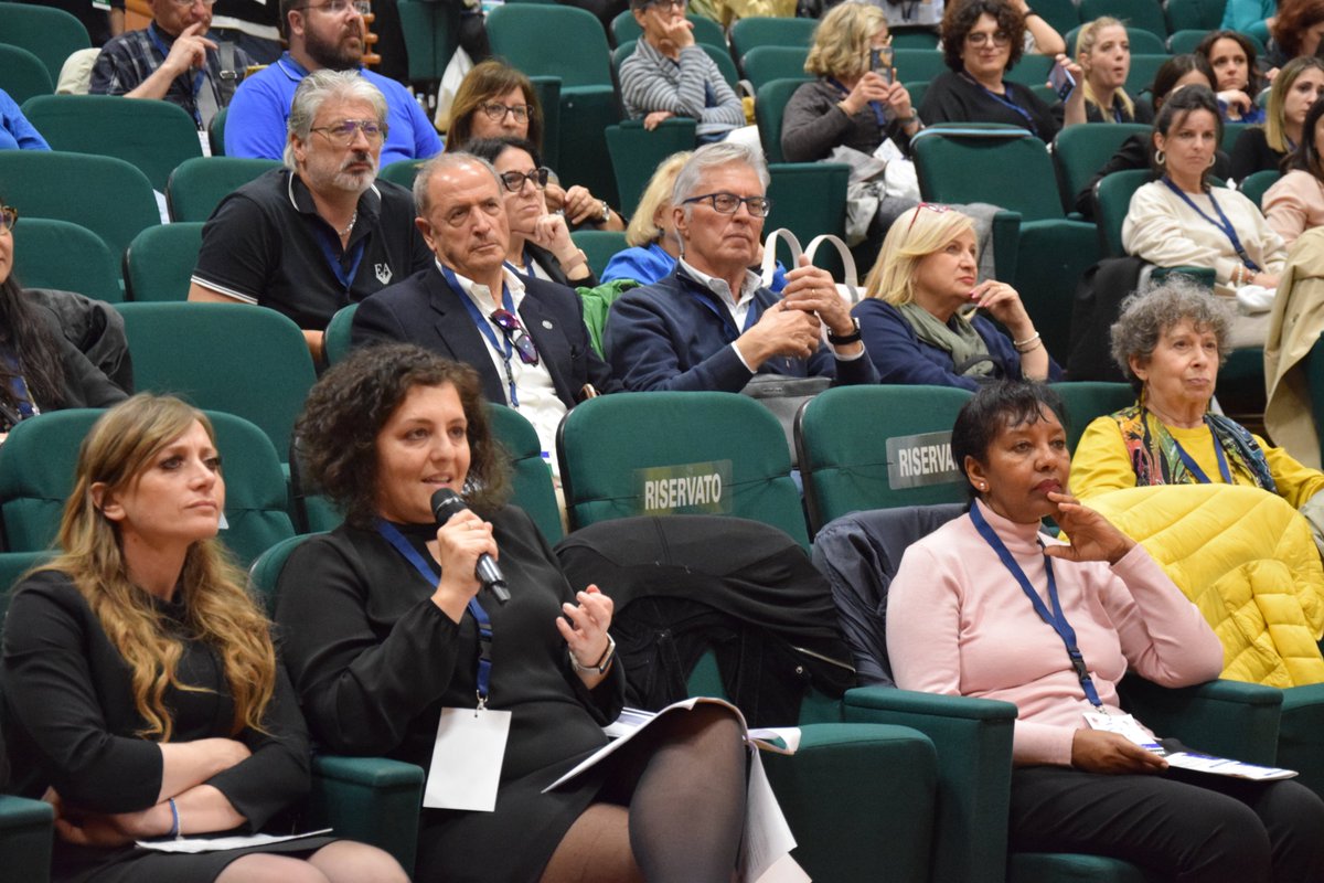 ENS_Italia's tweet image. 🤟#5ConvegnoLIS L'ultima sessione del primo giorno di lavori inizia con Maria Beatrice D’Aversa del @Gruppo_SILIS e Anna Lo Bello interprete #LIS. La loro relazione vuole sottolineare la #centralità delle persone #sorde nella costruzione delle competenze dell’#Interprete.