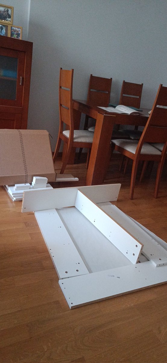 Marypains3's tweet photo. vino una chica a instalarme el router y vio el zapatero ahí en el suelo y me pregunta, "qué tal te va con el mueble ese" y nada le dije que iba bien hasta el paso número 4 en el que necesitaba herramientas y no tenía ni una bueno debió pensar que soy bobita no pasa nada https://t.co/l0qCWhd0aC
