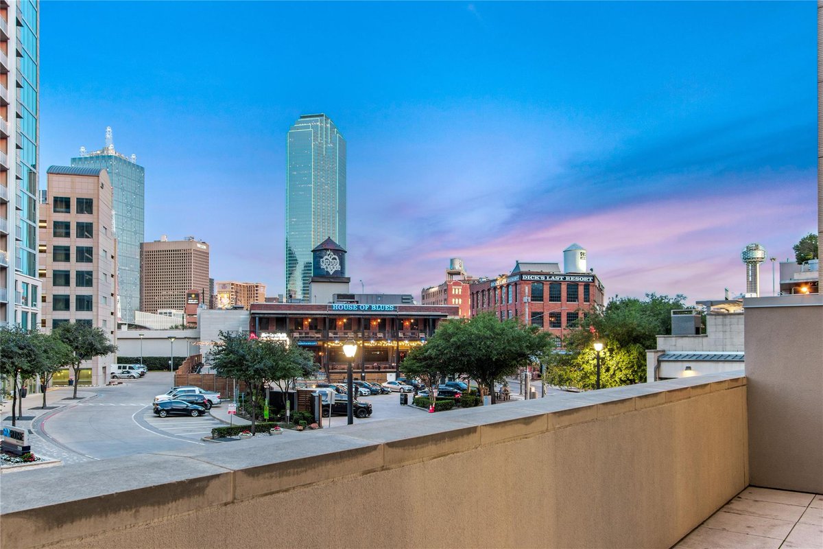 Realtor_Randa's tweet photo. Modern Concept Condo 
Available For Lease
1 bedroom w/Den | 1 bath 
-Victory Park
-24/7 concierge
-Extensive Patio
-City Views
#dallasrealtor #dallascondos #dallasapartments #dallasinvestors #dfwrealtor #dallasrealestate #downtowndallas #movingtodallas https://t.co/2rVmck9iGb