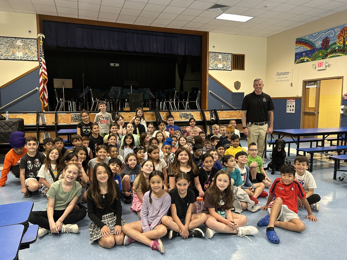 MrsBradyCCS's tweet photo. One of our favorite times of year! Louie and Detective Brady came to visit. We learned about service dogs and watched one in action. 🐕‍🦺👮🏻‍♂️💙💛 #wearebethpage https://t.co/H9NJImz3pj