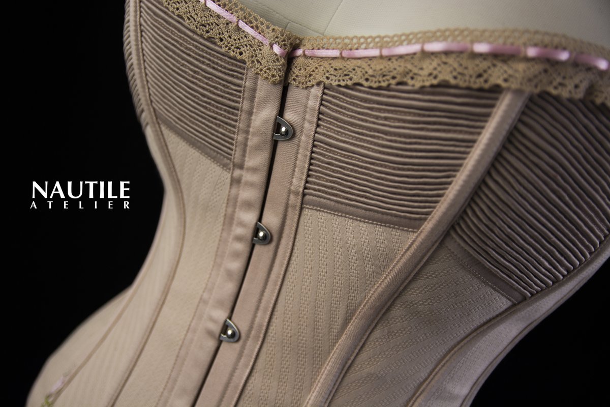 NautileAtelier's tweet photo. This is our victorian overbust corset for daily wear boned mostly with spiral steel. The lace has been hand dyed and the flossing hand sewn. The cups are reinforced with cording. 🧐 #nautile #corset #corsetry #overbust #historical #victorian #flossing #bespoke https://t.co/MUyegYcQef