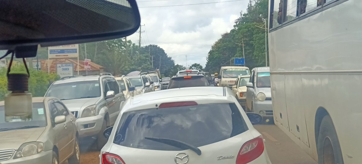 SkyThe5th's tweet image. Traffic in Embu on the rise ahead of #MadarakaDay2023 

#KaribuEmbu
#WelcomeToEmbu 
#MadeInEmbu
#MadarakaInEmbu