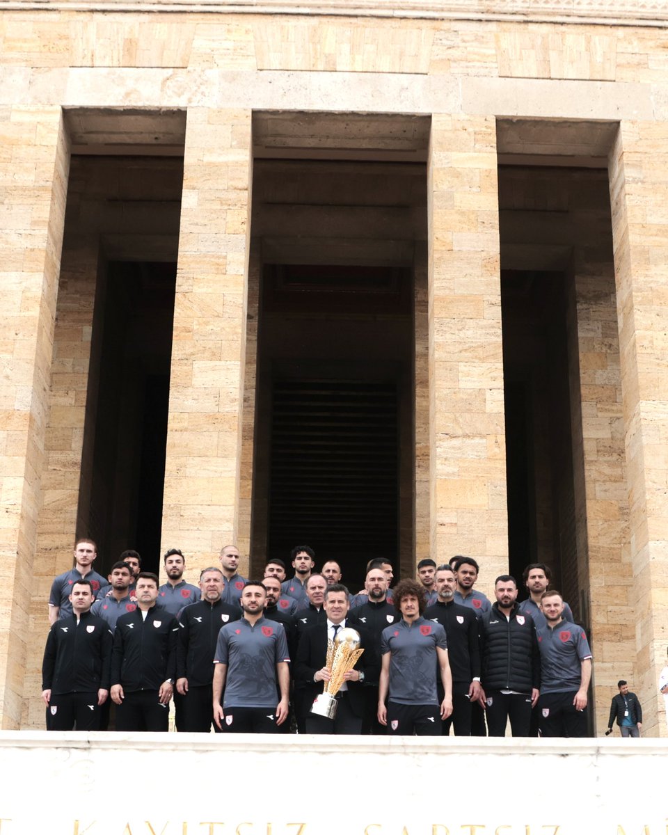 Samsunspor's tweet photo. Şampiyonluk Kupamızı Ata’mızın huzuruna getirdik 🇹🇷

• Kupamızla Anıtkabir’e bir ziyaret gerçekleştirdik. 

• Başkan Vekilimiz ve İcra Kurulu Üyemiz Veysel Bilen Anıtkabir Özel Defteri’ni imzaladı https://t.co/l7b18uyIGd