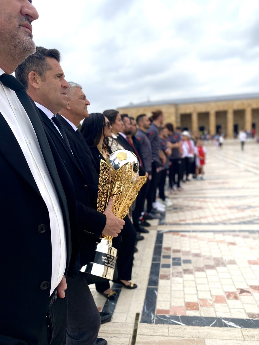 Samsunspor's tweet photo. Şampiyonluk Kupamızı Ata’mızın huzuruna getirdik 🇹🇷

• Kupamızla Anıtkabir’e bir ziyaret gerçekleştirdik. 

• Başkan Vekilimiz ve İcra Kurulu Üyemiz Veysel Bilen Anıtkabir Özel Defteri’ni imzaladı https://t.co/l7b18uyIGd