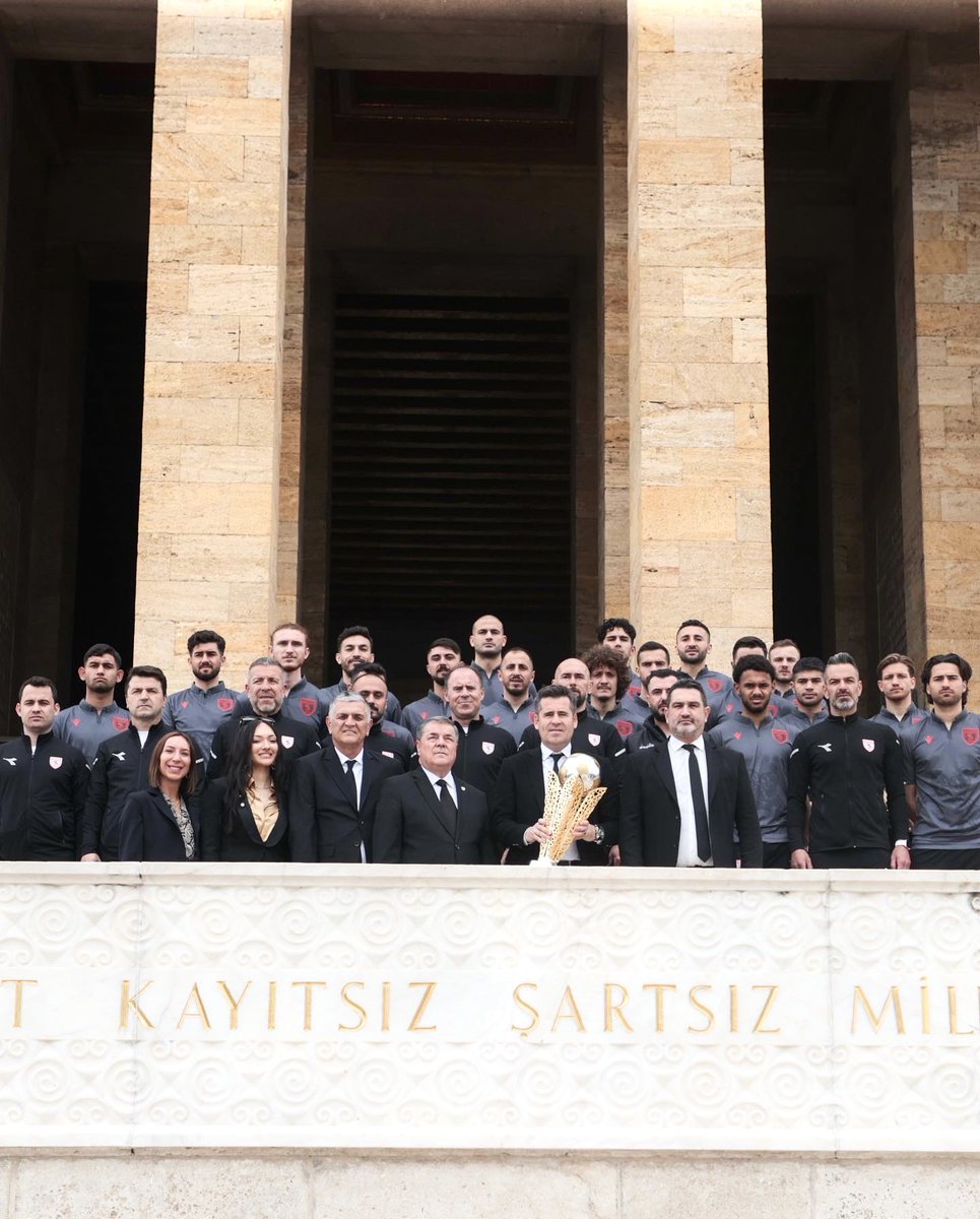 Samsunspor's tweet photo. Şampiyonluk Kupamızı Ata’mızın huzuruna getirdik 🇹🇷

• Kupamızla Anıtkabir’e bir ziyaret gerçekleştirdik. 

• Başkan Vekilimiz ve İcra Kurulu Üyemiz Veysel Bilen Anıtkabir Özel Defteri’ni imzaladı https://t.co/l7b18uyIGd