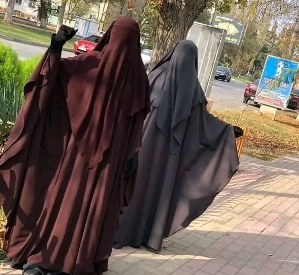 leylaarabiya's tweet photo. Two models, presenting new niqab styles. https://t.co/lsV2qvWCr6