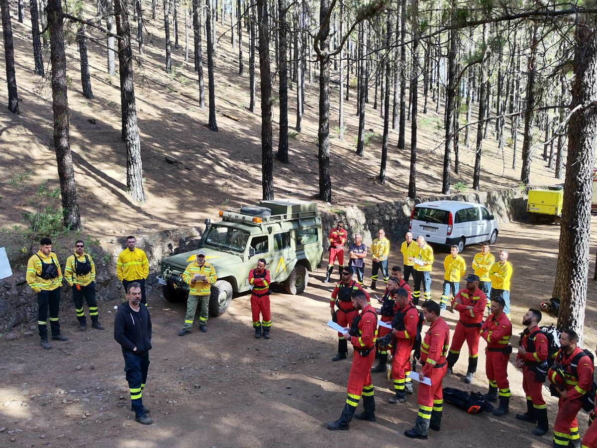 UMEgob's tweet photo. Equipos de la #UIEMCanarias #BIEM2 y #Presa del @GranCanariaCab imparten esta semana de forma conjunta el curso básico y avanzado de quemas prescritas🔥 a personal @Umegob para la prevención y extinción de #IIFF 🚒

#StopIncendios
#JuntosSumamos https://t.co/KHsqHHk6c1