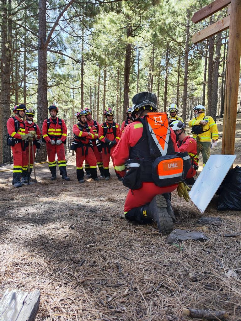 UMEgob's tweet photo. Equipos de la #UIEMCanarias #BIEM2 y #Presa del @GranCanariaCab imparten esta semana de forma conjunta el curso básico y avanzado de quemas prescritas🔥 a personal @Umegob para la prevención y extinción de #IIFF 🚒

#StopIncendios
#JuntosSumamos https://t.co/KHsqHHk6c1