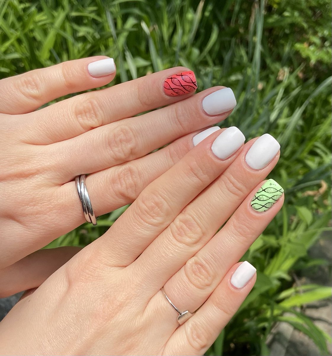 Randi_R_A's tweet photo. My tandem fluorescent protein timer-themed nails for #BoG23! They represent a slowly maturing mCherry fused to a quickly maturing sfGFP. See https://t.co/PBjUEGieML from the Knop lab to learn more about tFTs - reporters for protein degradation! https://t.co/QeXQdxq8zZ