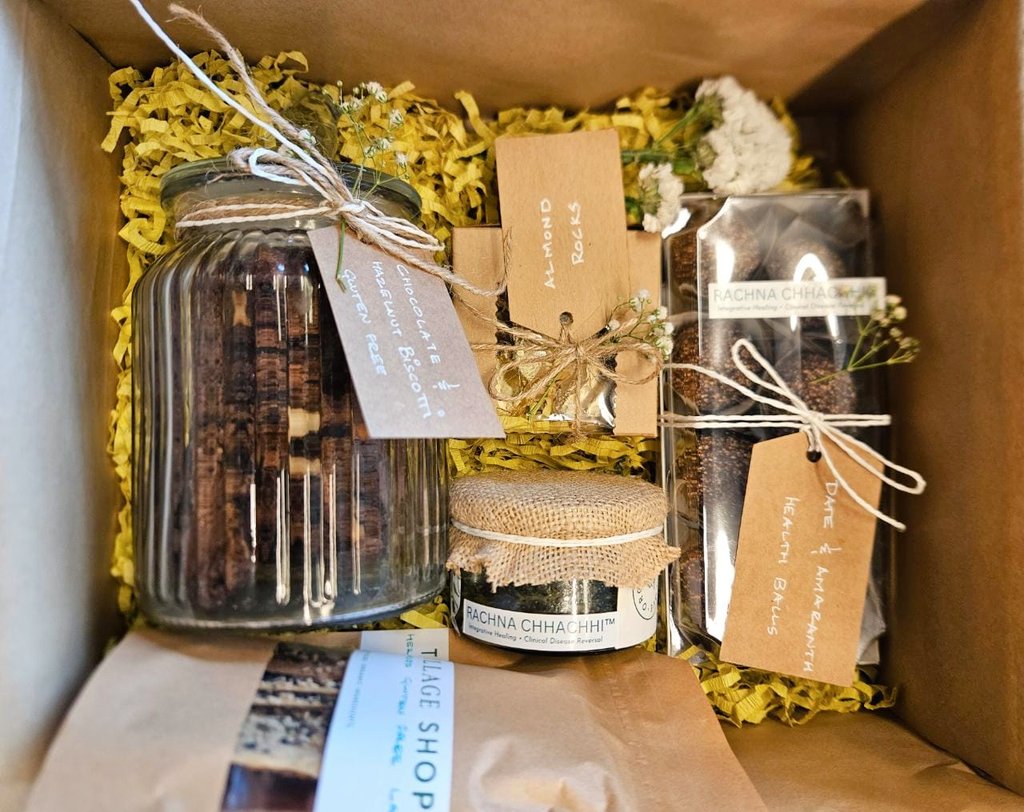 hcmariwala's tweet photo. Thank you @RachnaRestores for the amazing hamper gifted! As a health and fitness enthusiast, I prefer to eat clean, but once in a while I like to indulge.
Thank you for including these delicious gluten-free treats in the hamper, which allow me to indulge guilt-free. https://t.co/16OYYhBSnh
