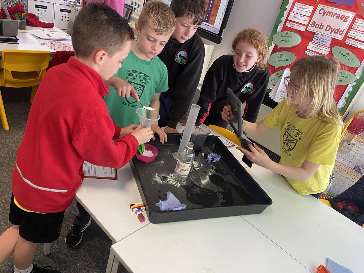 standrewsmajor's tweet photo. #SAMsY4 had great fun investigating chemical reactions today! #SAMsScience&Tech https://t.co/RU79QQWpMz