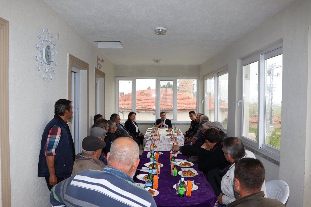EmirdagKaymakam's tweet photo. İlçemizdeki köy ziyaretlerine devam eden Kaymakam Bilici, ilgili kurum amirleri ile birlikte Dağınık, Ümraniye ve Camili köylerini ziyaret etti.

Köy muhtarlarından köylerin genel durumu hakkında bilgiler alan Kaymakam Bilici, daha sonra vatandaşlar ile bir araya geldi. https://t.co/nBAube5Oiw