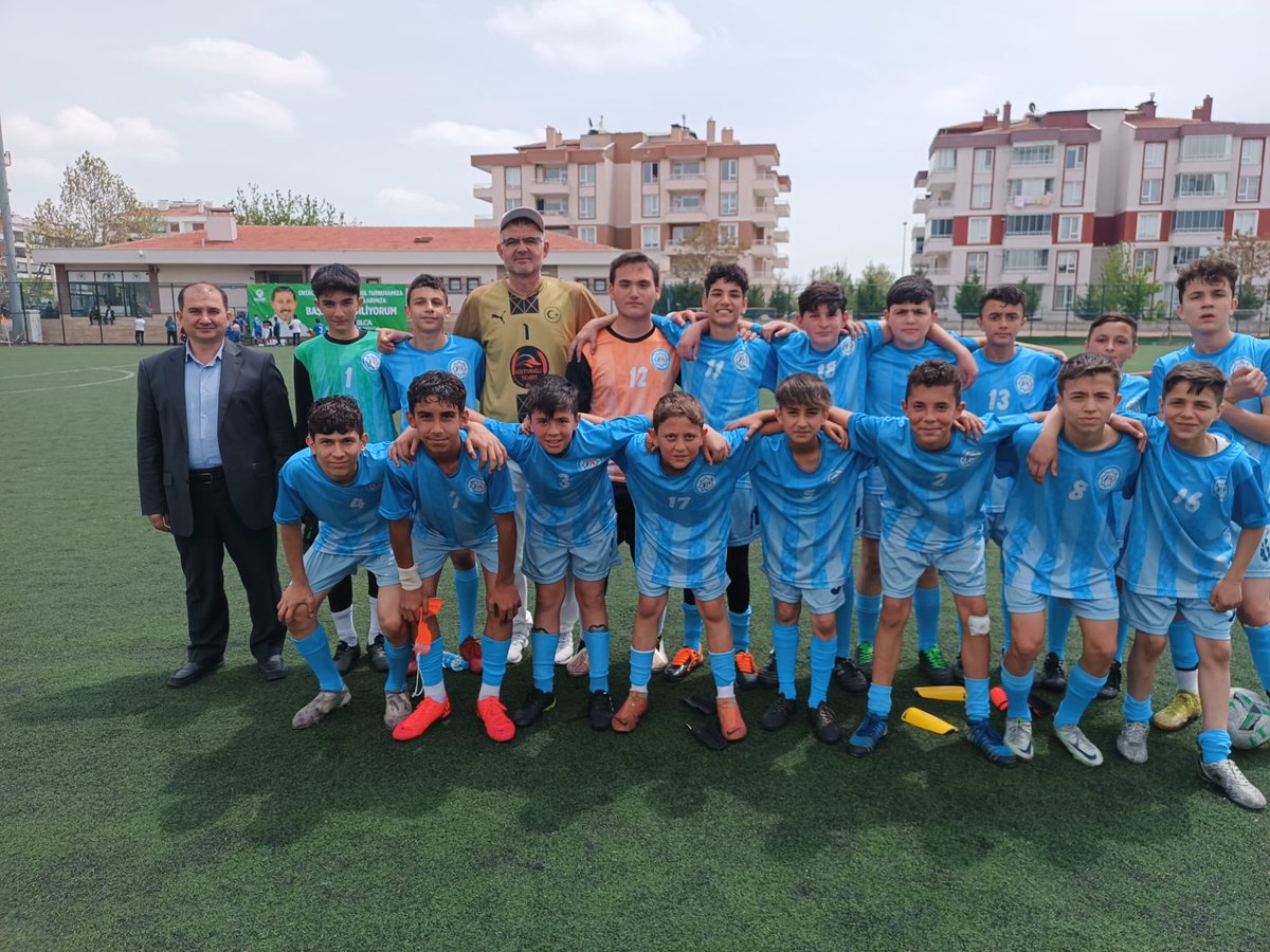 Okul futbol takımımız bugün yapılan maçta İstiklal Ortaokulunu 6/0 yenmiş.Öğrencilerimizi ve hazırlayan öğretmenimizi okulumuz adına tebrik ediyoruz