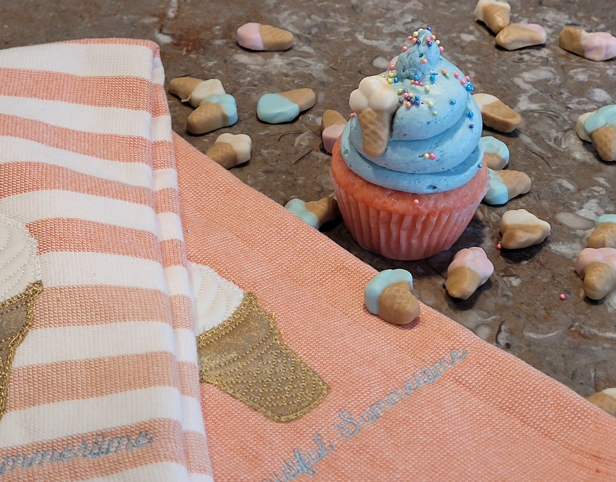 CakebusMN's tweet photo. @a1thorland #Craft&amp;WineEmporium created a beautiful variety of heavyweight, great-quality, embroidered towels for #MothersDay2023

#FlourChildCreations is open this Saturday, 7am-3pm, to help with last-minute gifts for Mom!

#CAKEBUS #topthat https://t.co/IogtOkxxFp