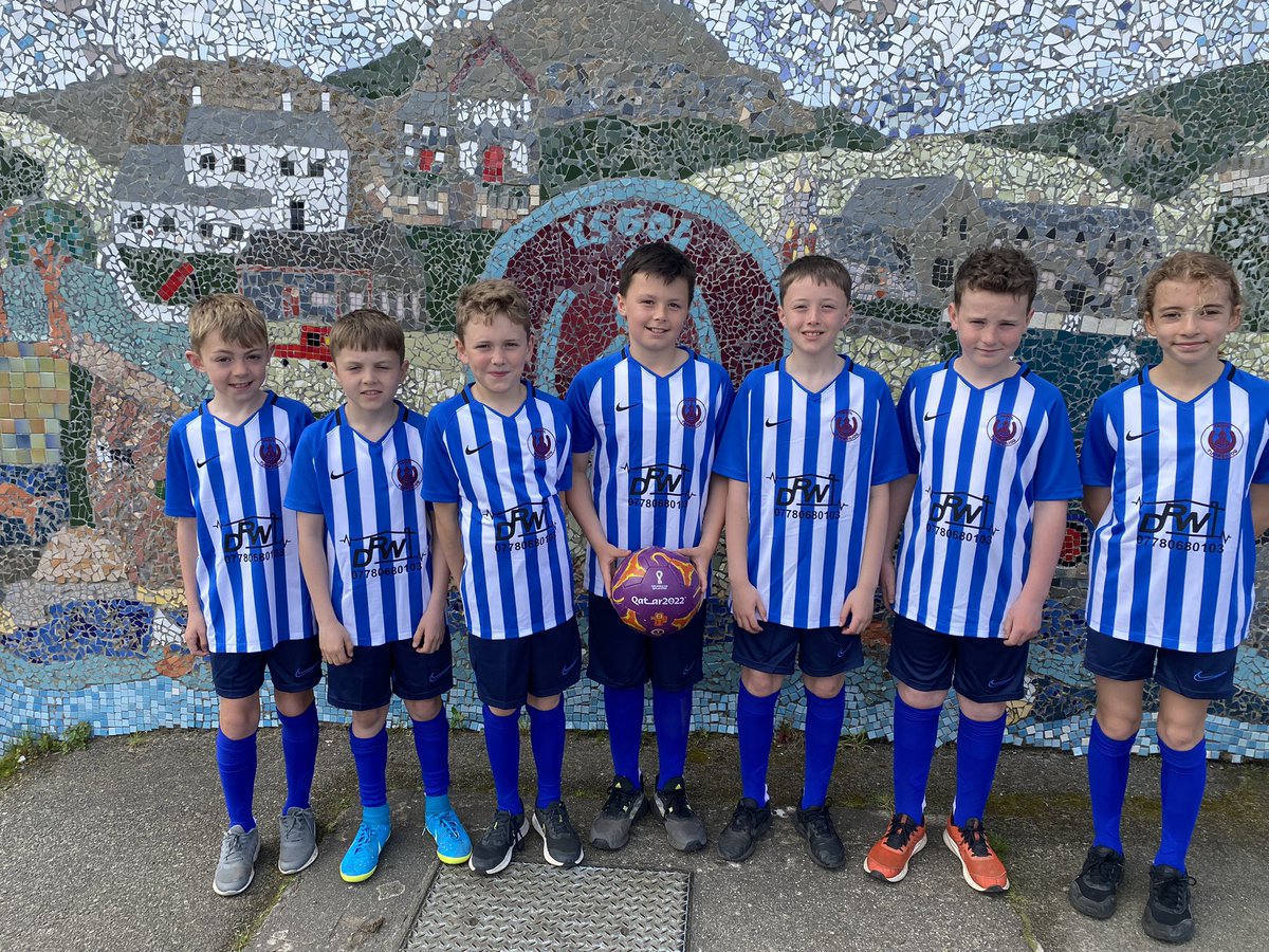 Diolch o galon Dafydd a <a href="/nia_tecwyn/">Nia Tecwyn Jones</a> am noddi cit peldroed arbennig i’r ysgol. Bydd tîm peldroed Adran yr Urdd yn werth eu gweld yn Nhwrnament Cenedlaethol yr Urdd yn Aberystwyth ddydd Sadwrn. Bob lwc iddyn nhw i gyd. ⚽️⚽️
<a href="/Urdd/">Urdd Gobaith Cymru</a> <a href="/chwaraeonyrurdd/">Chwaraeon yr Urdd</a> <a href="/UrddEryri/">Urdd Eryri</a>