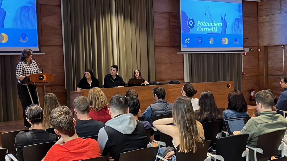 citilab's tweet photo. 🔵 Citilab acull la presentació del projecte acadèmic 'Potenciem Cornellà', una iniciativa impulsada per estudiants de Formació Professional de l'@iesteveterradas de #Cornellà de Llobregat. 

El lab ciutadà de Cornellà recolza el coneixement professionalitzador amb #RIEC 👏🏻 https://t.co/9kAVpzBj25