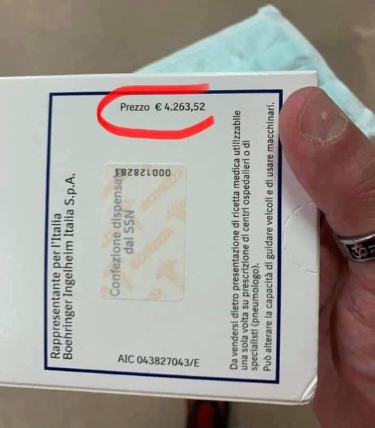 pierpi13's tweet photo. Christian Iannizzotto è un volontario della Croce rossa comasco e questa è la sua testimonianza.
“Oggi con la C.R.I. sono andato all’Ospedale San Giuseppe di Milano a prendere dei farmaci per una paziente oncologica di Como che, grazie a Dio, sta vincendo la sua battaglia.
Quello che vedete è il prezzo della scatola, sufficiente per un mese di terapia, TUTTO A CARICO DEL NOSTRO SISTEMA SANITARIO NAZIONALE.
Quanti di quelli che passano per questa pagina, per voglia o per sbaglio, sarebbero in grado di sostenere una spesa simile una volta al mese...? E per quanti mesi...?
Ecco.
Quando tagliano la sanità, quando vengono presi con le mani nel sacco salvo poi recitare alla perfezione la parte dei martiri perseguitati, pensate a questa scatola.”
Grazie Christian. Nulla davvero da aggiungere.