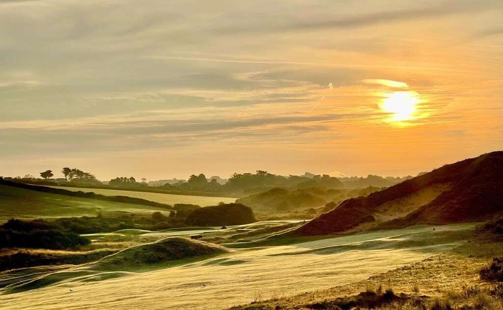 Sunrise over the Himalaya Bunker.
#stenodocgolfcourse #stenodoc #stenodocgolfclub
#golfincornwall #SWgolf #golf #golfing #worldtop100golf #top100golfcourses
#linksgolf
#cornwall #cornwallcoast #visitcornwall #jamesbraidgolfcourse
#golf #golflife #golfer … instagr.am/p/CsG2wJzoYbM/