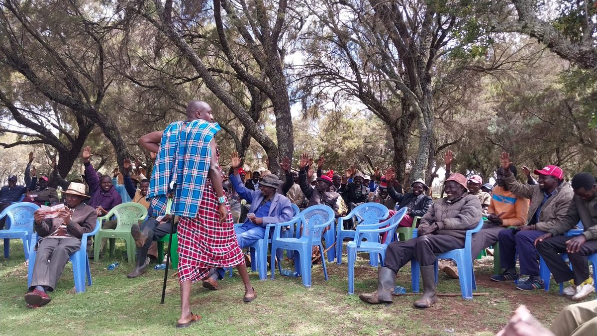 By show of hands, men are making a public commitment to #endFGM.  With thanks to the collaboration with the <a href="/AFGMBoard/">Anti-FGM Board Kenya</a> and Kenya-Finland Bilateral Programme on #GBV. #tutembeepamoja