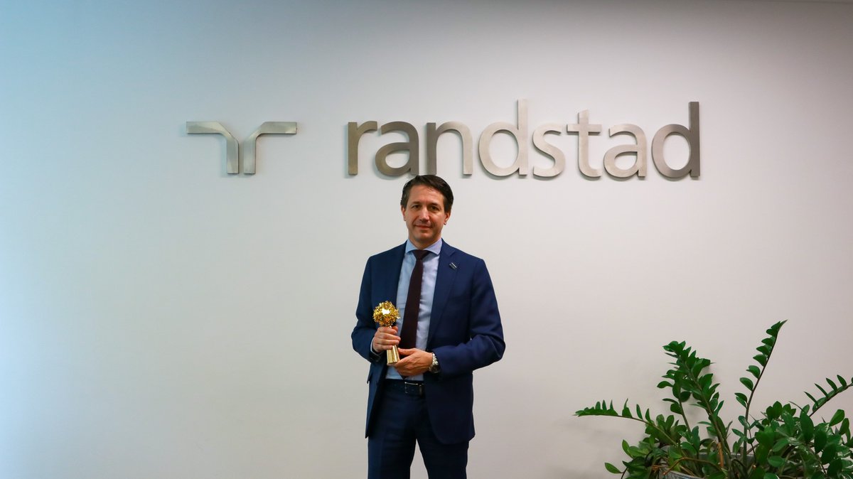 Thales_Alenia_S's tweet photo. Cristiano Franchino, responsabile HR Thales Alenia Space Italia, riceve il premio @RandstadItalia Employer Brand 2023 🏆
#REBR2023 🇮🇹 https://t.co/RGMAJwfi5g