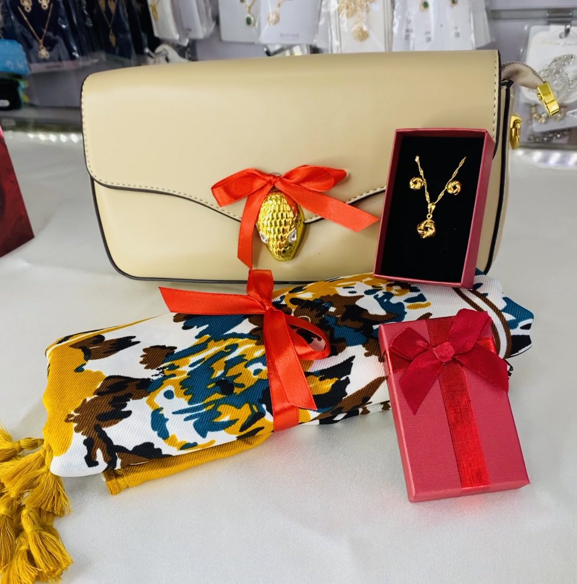 FreebutterflyF's tweet photo. gift wrapping mother day mother's day whatsap/cal 0673628097
#happymothersday2023 #HappyMothersDay https://t.co/U1xU7tZzJM