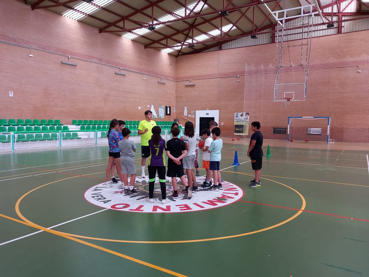 FExB's tweet photo. Ayer estuvimos en el CEIP Conquistador Loaysa, de Jarandilla de la Vera disfrutando con el #PROADES de Baloncesto en el Pabellón Municipal.
Gracias por elegir nuestra modalidad deportiva!
@DXTextremadura @JuntaEx_Cultura https://t.co/qb11qCaUGn