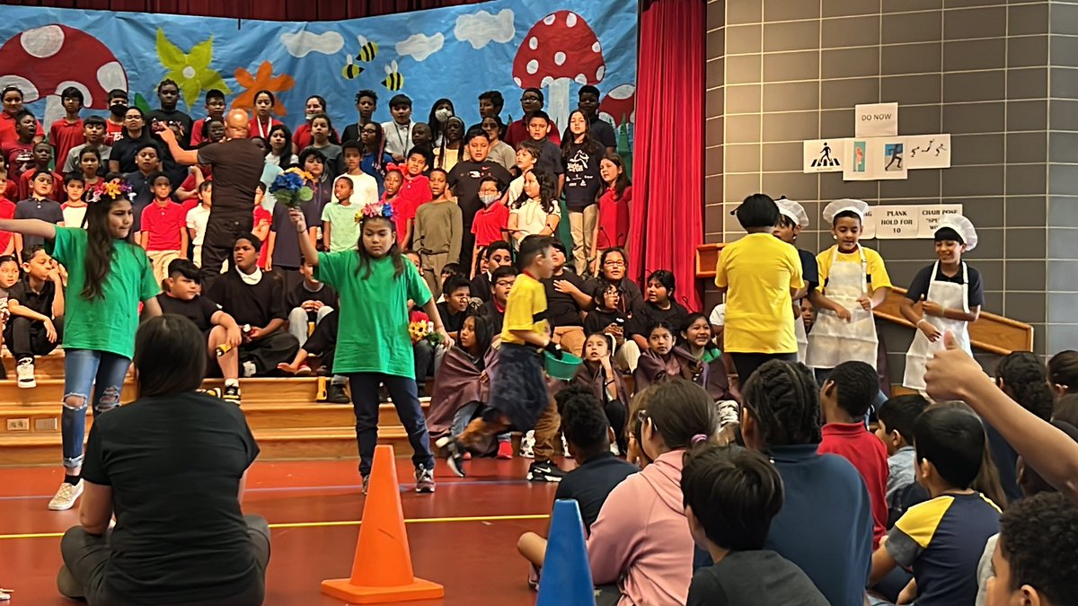 MsCastellon's tweet photo. Shout out to @sneed_music and Mr. Hawkins for a lovely performance today! The kids looked so good and were true performers. ✨✨✨ https://t.co/riZ5wkSKVc