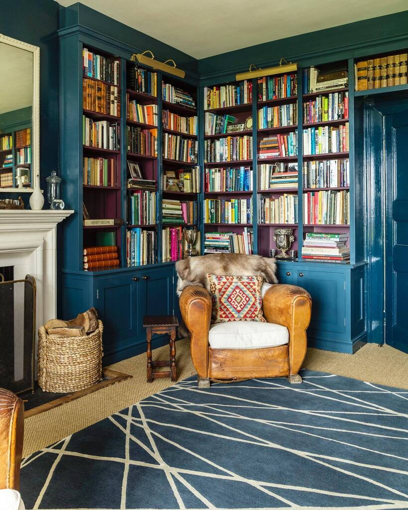 ✨LIBRARIES✨

Such wonderful places to find a nook and completely relax, they totally lend themselves to a cosy rug. 

Love these examples, in order:

‘Spokes’ design by me!
‘Penguin’ by <a href="/jane_bristowe/">Jane Bristowe</a> 
‘Winter’ from our collab with @willowcrossleycre… instagr.am/p/CsG1fmIIf7q/