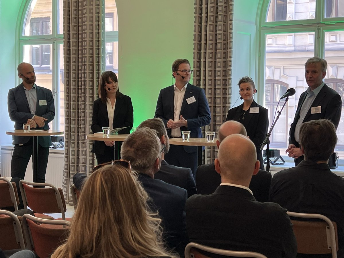 FortumSverige's tweet photo. Dagens #PowerHour tillsammans med @Finlandsinst handlar om #vindkraft. Det finns reella målkonflikter och delvis handlar det om ersättning, men framförallt handlar det om social acceptans. Enig panel om behovet att överbrygga konflikterna, för alla fossilfria kraftslag behövs. https://t.co/ZvDLP2lKIP