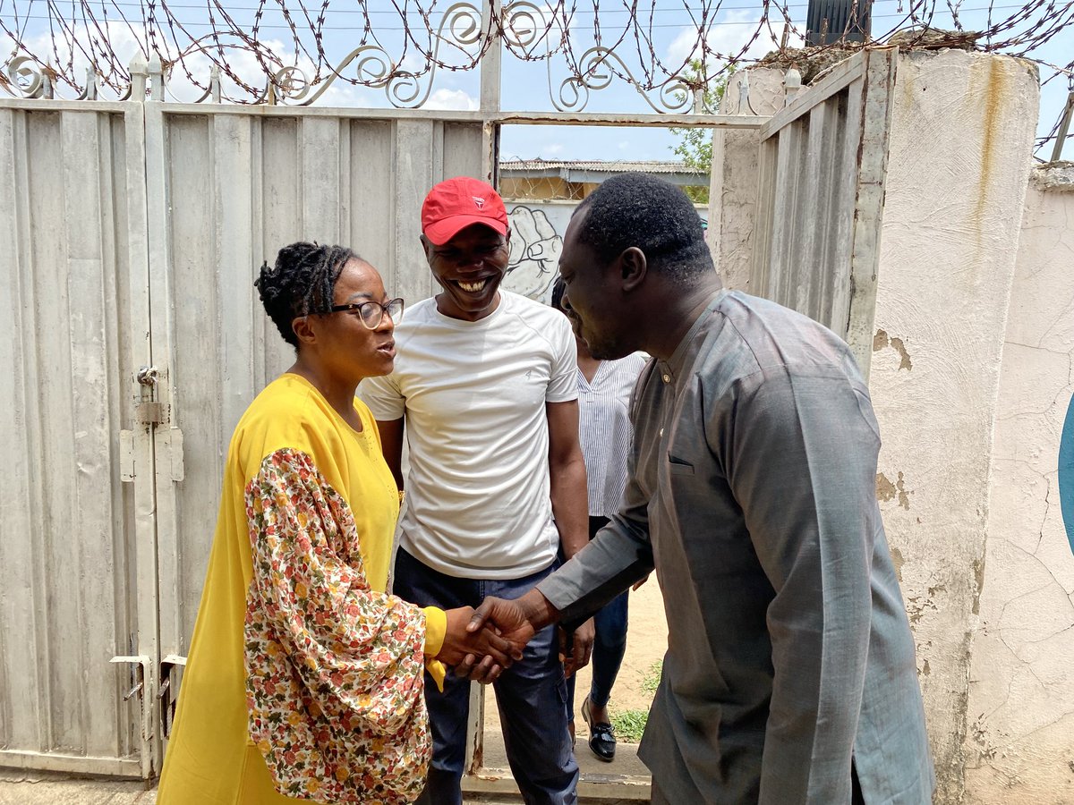 DEANinitiative's tweet photo. Executive Director of DEAN Initiative @semiyemichael welcomes @seunonigbinde of @BudgITng and @CivicHive to the @SDGsStories on an appreciation visit to DEAN Initiative for the work well done during the election period.
#Electionfeedback #Ipledge2vote #Election #youthinpolitics https://t.co/2urn6Ohq7c