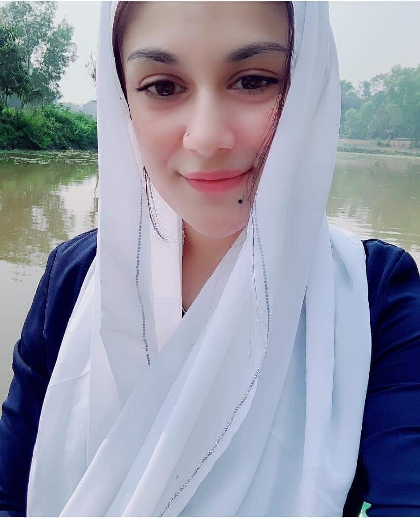 ভাজ করে ফাঁক করে ভিতরে দাও ভরে! সাদা দেবে মজা পাবে লাল পড়বে ঝরে! উত্তর কি হবে ? 🥰