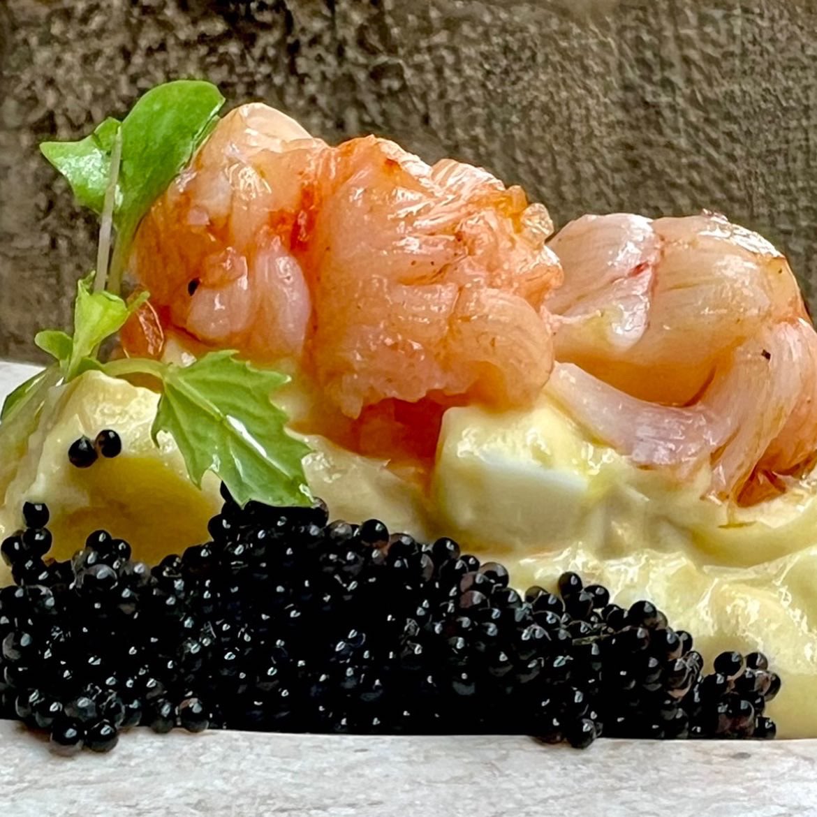 El brillante ascenso del joven cocinero Alejandro Villa en el rte familiar LaPandora de Avilés. Su magnífico trabajo con los pescados y mariscos que adquiere en las rulas asturianas convierten este lugar  en un paraíso para ictiófagos. elpais.com/gastronomia/20…